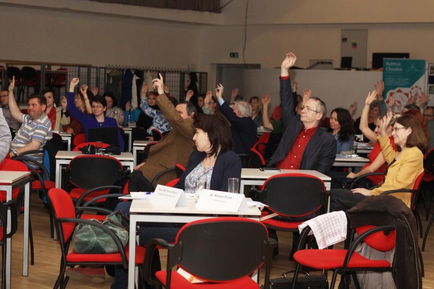 Přijímání usnesení na Krajské konferenci nestátních neziskových organizací Pardubického kraje. Foto: Marta Lindušková