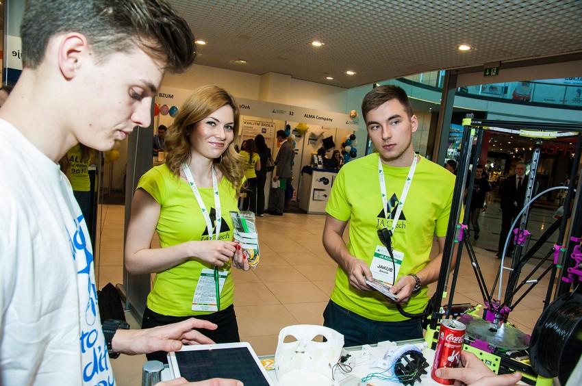 Ve žlutých tričkách jsou členové JA Alumni Czech, absolventi programů JA Czech, na snímku na veletrhu studentských firem, kde pracovali jako dobrovolníci. Foto: JA Czech