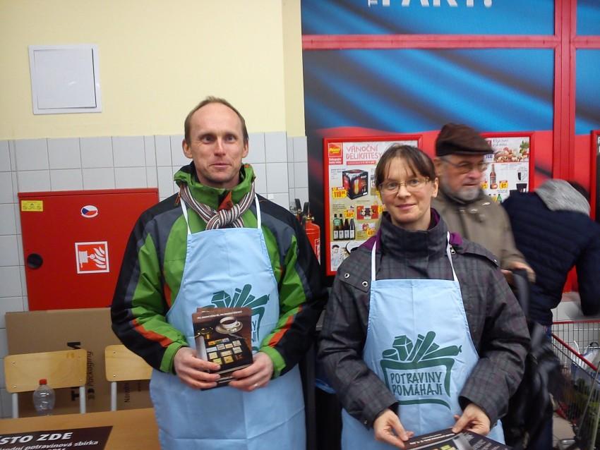 Dobrovolníci Jan H. a Jana B. Potravinová sbírka zaujala Jana na Facebooku a hned vyrazil pomoci, kde to bylo potřeba. Foto: Národní potravinová sbírka