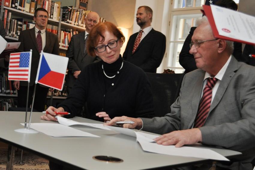 Ředitelka Fulbrightovy komise Hana Ripková při podpisu smlouvy o zřízení stipendijních míst pro americké profesory na ČVUT a UK. Foto: Fulbrightova komise