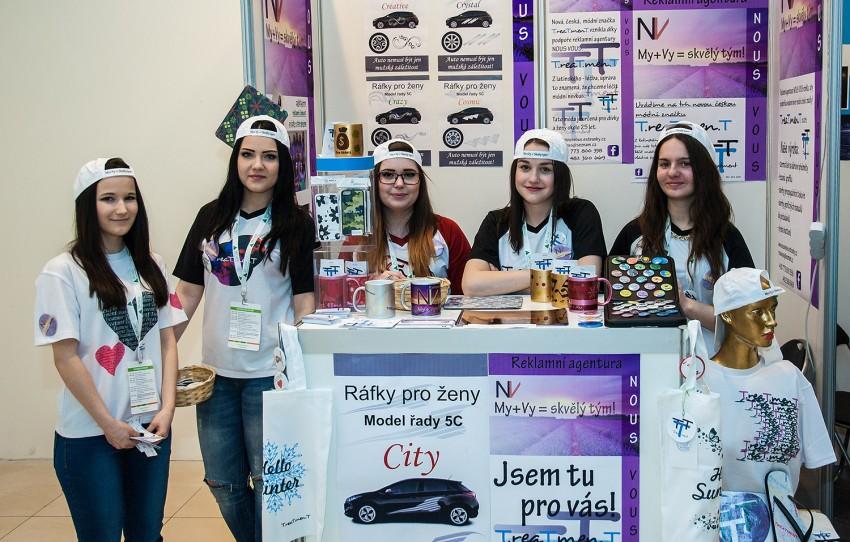 Nous Vous – děvčata z nábytkářského učiliště z Kateřinek Liberec - letošní vítězky soutěže Skills for the Future. Foto: JA Czech