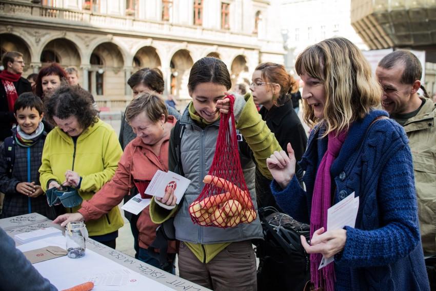 Jednou z akcí Zachraň jídlo byl happening Tisíc kilo – drobní zemědělci darovali k prodeji za symbolickou cenu ovoce a zeleninu, která by se kvůli nevyhovujícímu vzhledu vyhodila. Foto: Zachraň jídlo