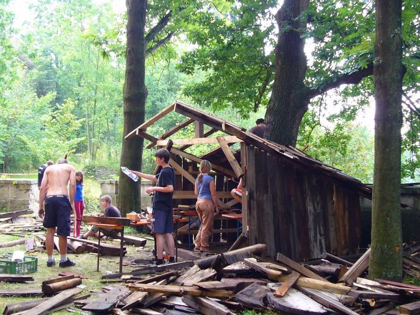 Dobrovolníci jsou tahouny, díky kterým ze spousty českých památek nezbyla jen kůlnička na dříví. Foto: Pod střechou, z. s.