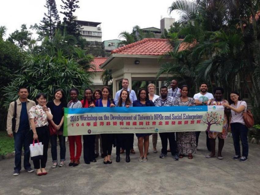 Účastníci workshopu před budovou Taipei Social Enterprise Hub, která dříve sloužila jako rezidence předsedy vlády. Foto: Aleš Mrázek