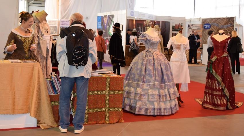 Dobové šaty nevisely pouze na figurínách, ale většina z nich se působivě procházela po areálu. Foto: Incheba Expo Praha