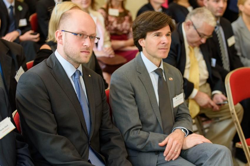 Josef Müller (vlevo) s velvyslancem USA Andrewem Schapirem na každoroční JA Award Ceremony. Foto: JA Czech