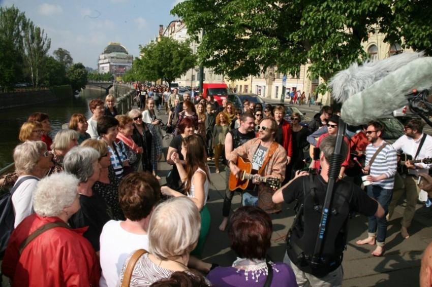 Pěvecký sbor pětadvaceti seniorek vesele zpívá již od roku 2010. Foto: Elpida