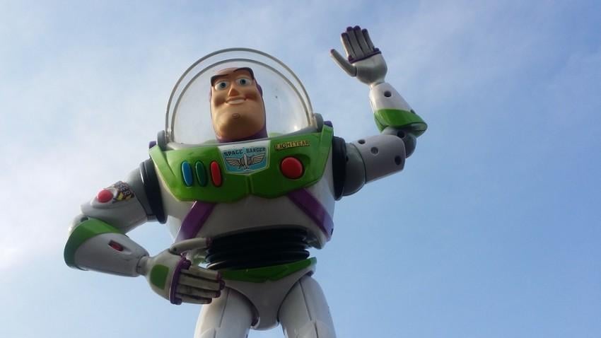 Základem úspěchu neziskovky je jasná a ambiciózní vize. Cesta k ní ale vede jenom krajinou, kde se fandí spolupráci. Co vás může naučit Buzz Rakeťák? Foto: PixaBay