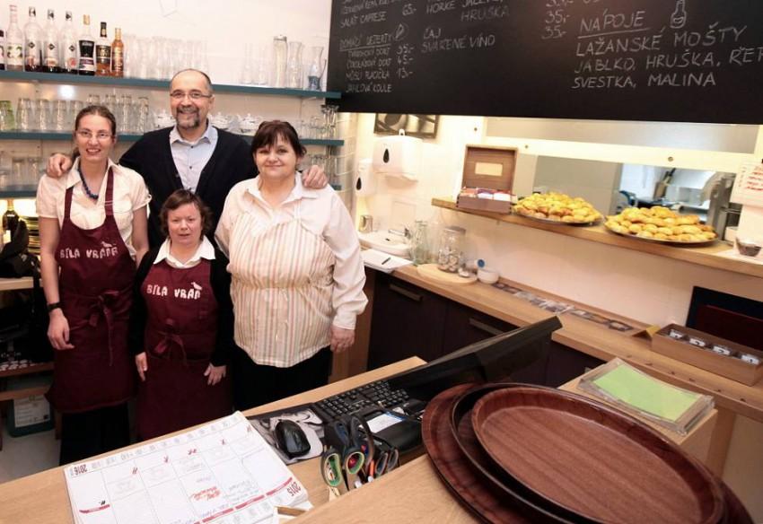 Sociální podniky nejsou pouze projekty zaměřené na začlenění handicapovaných lidí do společnosti! Na fotografii je tým sociálního podniku - kavárny Bílá vrána. Foto: Zoran Dukić